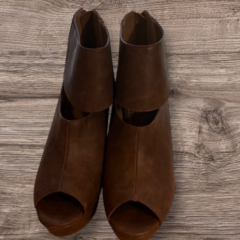 Arizona Jean Company Brown Ankle Booties with Cut-Out Design